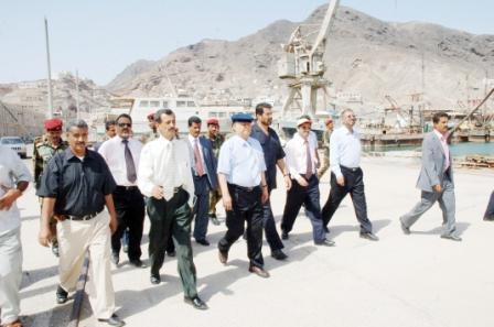 نائب الرئيس يتفقد رصيف ميناء المعلا بعدن أمس